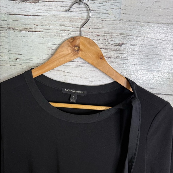 Banana Republic Black Short Sleeve Tee with bow blouse size small - Picture 3 of 6